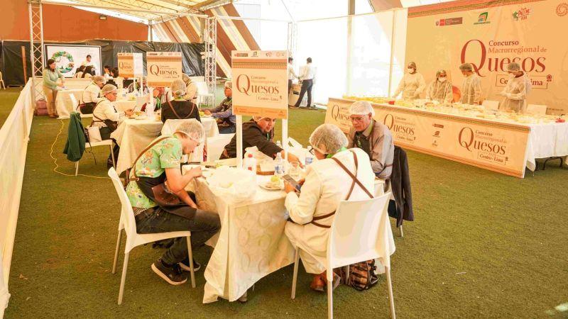 130 muestras de quesos compiten por ser el mejor de la macrorregión centro