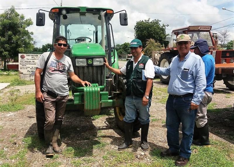 Agro Rural entregó tractores a asociaciones de banano para trasladar cosechas
