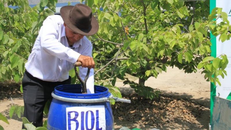 Áncash: agricultores aprenden a preparar biol como alternativa a los fertilizantes sintéticos