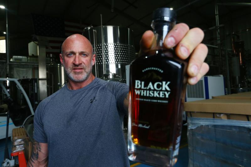 “Black Whiskey”, elaborado a base de maíz morado, fue galardonado como el mejor del mundo en New York World Spirits Competition 2022