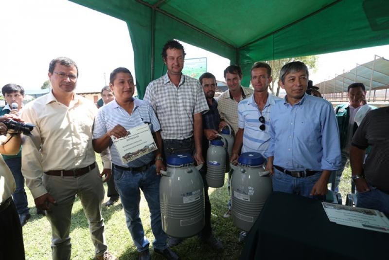 EEA Donoso entregó pajillas y embriones de ganado vacuno mejorados
