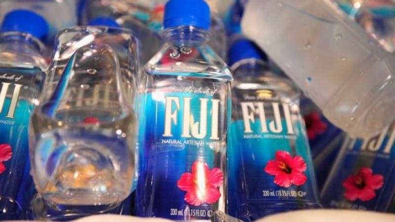Fiji, la exclusiva agua embotellada que recorre hasta 12,500 kilómetros para llegar a sus consumidores