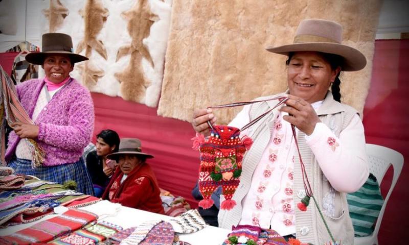 Maestras artesanas cusqueñas recibieron reconocimiento por preservar arte textil ancestral