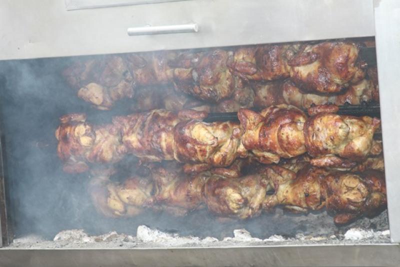 PERÚ CONSUME 100 MILLONES DE UNIDADES DE POLLOS A LA BRASA AL AÑO
