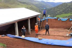 Huancevelica: construyen 275 cobertizos y 160 fitotoldos para proteger al ganado y la producción de hortalizas ante bajas temperaturas