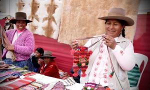 Maestras artesanas cusqueñas recibieron reconocimiento por preservar arte textil ancestral