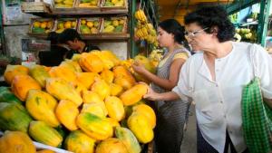 Mayor consumo estacional y costo de transportes encarecen el precio de la papaya en los mercados