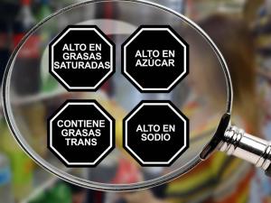 Peruanos reducen consumo de gaseosas, galletas y cereales por los octógonos