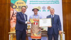 Productores de queso artesanal que ganaron medallas en ExpoQueijo 2025 fueron distinguidos por el Midagri 