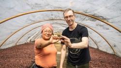 Cacao nativo peruano celebra un nuevo triunfo mundial desde Canadá  Peruana inaugura en Montreal una exclusiva boutique considerada entre las chocolaterías bean-to-bar más premiadas del mundo.  Por: Redacción  Lima, 02 de julio de 2026 (Agraria.pe) El cacao nativo peruano vuelve a conquistar los titulares internacionales. Esta vez, la noticia llega desde Canadá, donde la peruana Elfi Maldonado y el canadiense Maxime Simard, fundadores de la reconocida chocolatería Qantu, acaban de inaugurar una moderna boutique especializada exclusivamente en chocolates elaborados con cacaos nativos del Perú.  El éxito de Qantu será uno de los grandes atractivos internacionales del Salón del Cacao y Chocolate 2026. Ambos chocolateros participarán como invitados especiales del evento y ofrecerán demostraciones y presentaciones, compartiendo con el público el modelo que ha convertido al cacao peruano en un referente mundial del chocolate fino  Y es que Salón del Cacao y Chocolate 2026, que va desde el jueves 16 al domingo 19 de julio, no solo exhibirá los mejores chocolates y demás derivados de cacao del país, también reunirá a uno de los mayores casos de éxito del cacao peruano en el mundo.   La nueva boutique de Qantu, en Montreal, reúne más de 35 creaciones entre tabletas de chocolate negro y con leche, bombones, trufas, rellenos de praliné, pastas untables, chocolates para chefs y restaurantes, además de una innovadora colección inspirada en ingredientes emblemáticos de Quebec, como cervezas artesanales, whisky, azúcar de arce, especias y otros destilados canadienses.  Sin embargo, el verdadero protagonista de cada una de estas creaciones nace en el Perú.  Elfi Maldonado, ingeniera industrial de profesión, informa que Qantu trabaja exclusivamente con cacaos nativos adquiridos directamente a cooperativas y familias productoras peruanas mediante relaciones comerciales transparentes y de largo plazo. Entre las variedades utilizadas destacan el cacao blanco, cacao gran blanco de Piura, nativo de Amazonas, criollo de montaña de Pangoa, y chucho, consideradas entre las expresiones más finas y aromáticas del cacao mundial.  Indica que todo el proceso de elaboración se realiza íntegramente en Montreal bajo la filosofía bean-to-bar, controlando cada etapa de producción, desde la selección de las habas hasta el tostado, refinado, conchado, templado, moldeado y empaquetado, preservando así la identidad de cada origen peruano.	  Fundada en 2017, Qantu se ha convertido en una de las chocolaterías artesanales más premiadas del planeta, según lo indica el diario canadiense “The Main”. Su impresionante trayectoria incluye los siguientes premios: Tres Golden Bean, la máxima distinción otorgada por la Academy of Chocolate de Londres; numerosos premios Best in Competition y Overall Winner en los International Chocolate Awards, además de decenas de medallas internacionales que la posicionan entre las principales referencias mundiales del chocolate bean-to-bar.  Chocolates de alta gama  Los chocolates Qantu llegan actualmente a algunos de los mercados más exigentes del mundo, entre ellos Canadá, Estados Unidos, Suiza, Países Bajos, Japón, Tailandia y China, demostrando que el cacao nativo peruano posee la calidad suficiente para competir con los mejores chocolates de alta gama del planeta.  La presencia de Qantu en el XVII Salón del Cacao y Chocolate Internacional 2026 simboliza precisamente ese puente entre Perú y Canadá: dos países unidos por el cacao, la innovación y la excelencia.  La mayor celebración del cacao peruano  Durante los cuatro días del certamen, los visitantes podrán conocer de cerca la experiencia de Elfi Maldonado y Maxime Simard, quienes compartirán el proceso que ha llevado al cacao peruano desde las cooperativas amazónicas hasta convertirse en chocolates reconocidos entre los mejores del mundo.  El XVII Salón del Cacao y Chocolate Internacional 2026 se desarrollará del 16 al 19 de julio en el Centro de Convenciones de Lima, reuniendo a productores, chocolateros, investigadores, compradores y especialistas nacionales e internacionales en la mayor celebración del cacao peruano, cuya reputación continúa creciendo en los mercados más exigentes del planeta.  El público interesado en visitar este encuentro cacaotero podrá adquirir sus entradas  con anticipación, mediante la plataforma digital Joinnus.