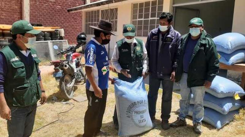 Agro Rural entrega kits de semillas de pastos cultivados a 18 organizaciones de productores en Moquegua