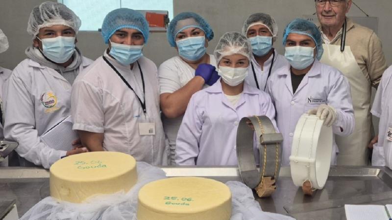 Maestro quesero suizo capacita a procesadores de 22 plantas en la sierra de La Libertad