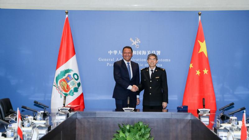 Se espera concretar protocolos para exportar granada, banano orgánico y carne de aves a China este año